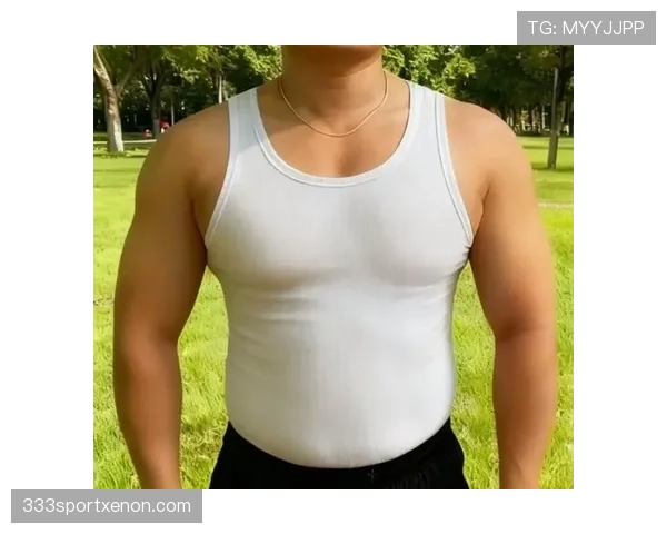 李诗沣训练完直接瘫在场边啃蛋白棒，这自律程度我真绷不住了