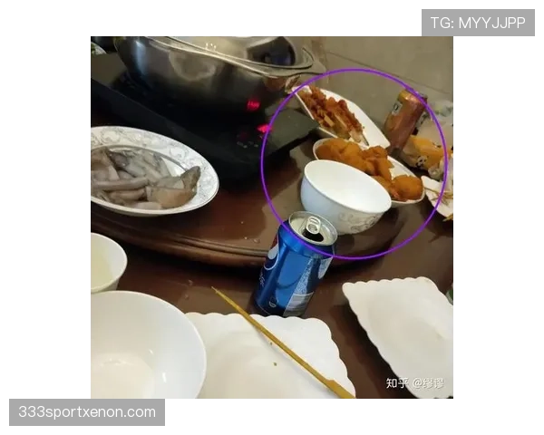 覃海洋训练完直接啃鸡胸肉，这自律看得我手里的奶茶不香了